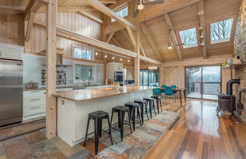 Royal Pines House | White Pine Retreat - Pet friendly, Beautiful Views and 20 Minutes to AVL!