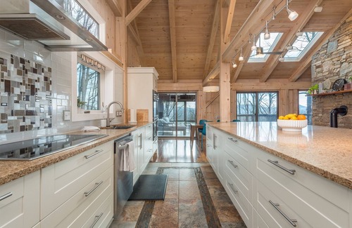 Royal Pines House | White Pine Retreat - Pet friendly, Beautiful Views and 20 Minutes to AVL!