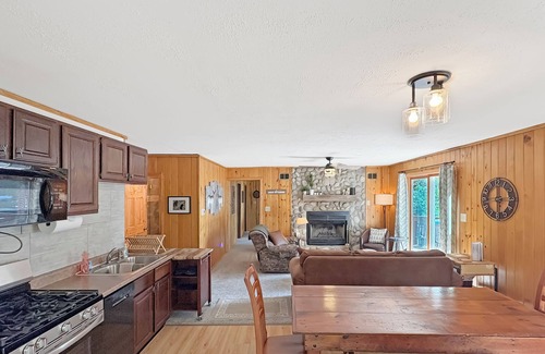 Three Lakes Cabin | White Pines Cabin: Ideal Location for Fall Colors & Fishing~Inc. 12 boats+motor!