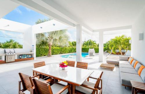 Long Bay Villa | White Villas - Beachside Villa with Pool and Resort Amenities - v1