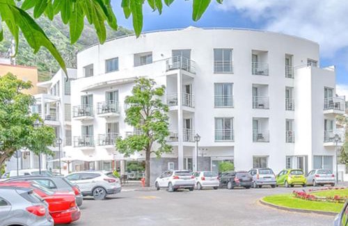 Machico Hotel | White Waters Hotel
