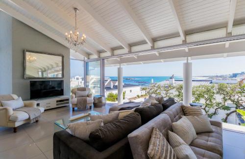 Bloubergstrand House | White Waves Beach House