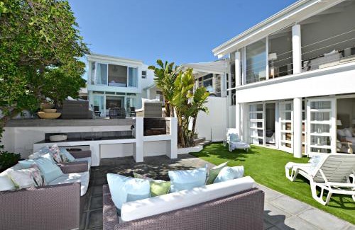 Bloubergstrand House | White Waves Beach House