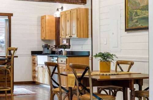 Whitefish Cabin | Whitefish Outpost Cozy Cabin. 3 miles from town!
