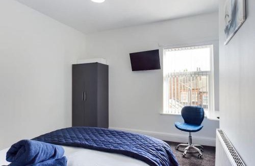 Stoke-on-Trent House | Whitmore House By RMR Accommodations - Newly Refurbed - Modern - Parking - Central