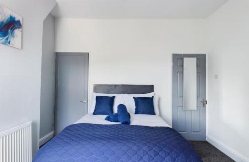 Stoke-on-Trent House | Whitmore House By RMR Accommodations - Newly Refurbed - Modern - Parking - Central