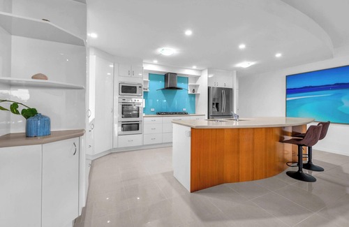Cannonvale Apartment | Whitsunday Escape - Beachfront with Swimming Pool