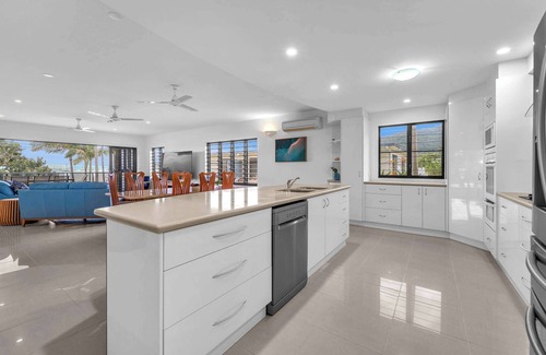 Cannonvale Apartment | Whitsunday Escape - Beachfront with Swimming Pool