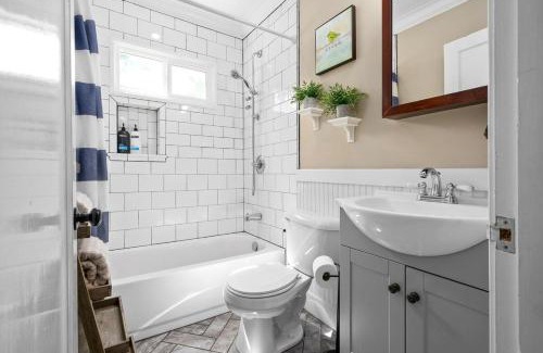 Clarksville House | Whole Home 102 Madison Ter