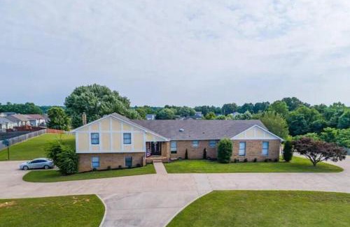 Clarksville House | Whole Home 1335 Whitt Ln