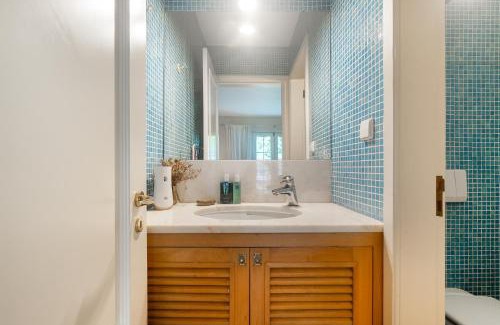 Falca House | WHome Lisbon Guesthouse with Shared Garden & Pool