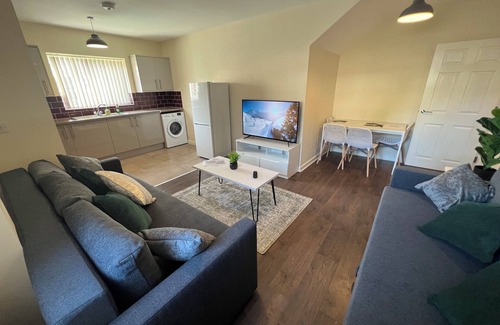 Oldbury Apartment | Wi-Fi, 2 bathroom, 2 bedroom, sleeps up to 8