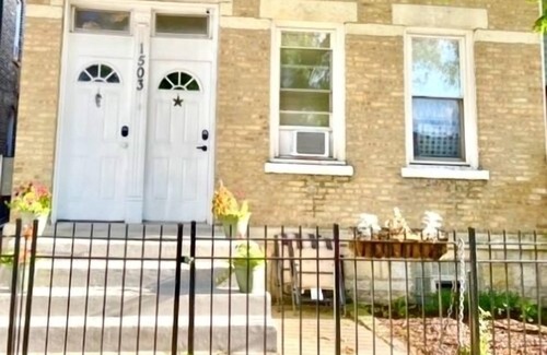 Noble Square Apartment | Wicker Park 2Bdrm 10 min to Downtown-SaltShed Weekend Special 149.00 Oct 3-5