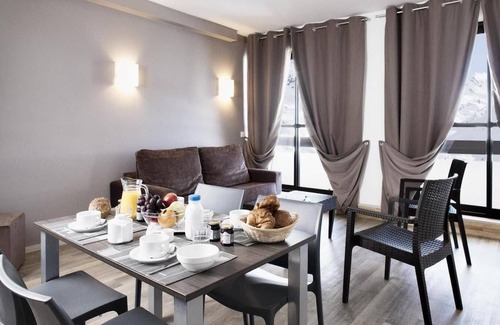 Les Menuires Apartment | Wifi, ski-in/ski-out & foot of the slopes, swimming pool, tv, ski locker, 25-30m², Les Menuires