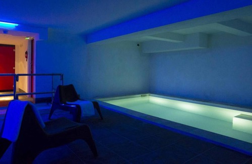 Les Menuires Apartment | Wifi, ski-in/ski-out & foot of the slopes, swimming pool, tv, ski locker, 25-30m², Les Menuires