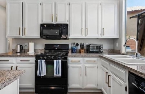 MacDonald Ranch House | ❤️ Wild Grass - Chic 5 BR Vegas Home with Pool