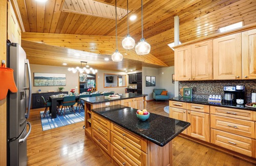 Oxford House | Wild Timber Lodge: Golf Sim, Sauna, Bars, 10 acres, close to WI Dells
