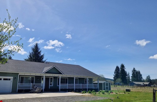 Forks House | ★ Wild West Coast Getaway ★ Hot Tub ★ game room ★ Starlink ★ creek ★ in town ★