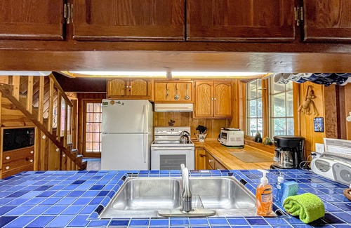 Burnt Ranch Cabin | Wilderness retreat with board games & large porch - mountain views