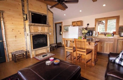 Lake Placid Cottage | Wildflower Cottage for a Special Vacation STR 200283