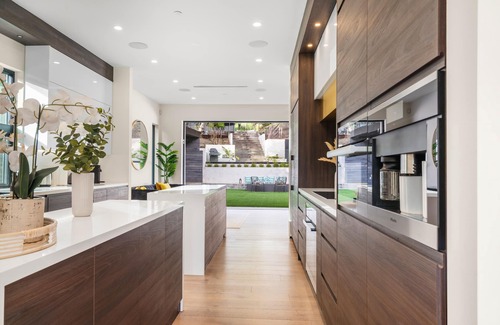 Laurel Canyon Villa | Willow Glen 2 - Warm Contemporary Estate with Open Floor Plan + Pool & Spa