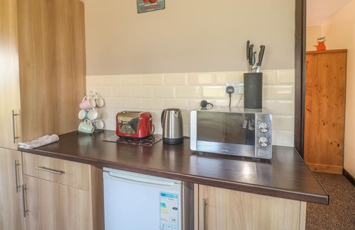 Brazzacott Cabin | WILLOW LODGE, pet friendly, character holiday cottage in Launceston