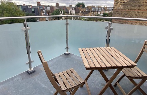 Southfields Apartment | Wimbledon Loft Apartment with roof terrace