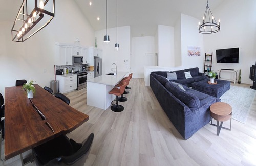 East Kootenay Ski Chalet | Windermere Lakeside Retreat - HotTub, Massage chair, Fireplace