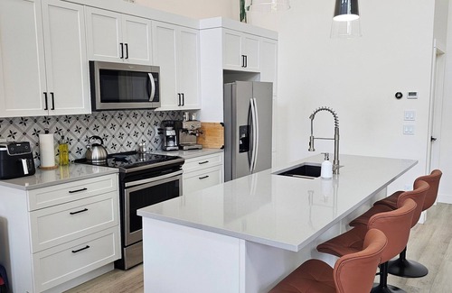 East Kootenay Ski Chalet | Windermere Lakeside Retreat - HotTub, Massage chair, Fireplace