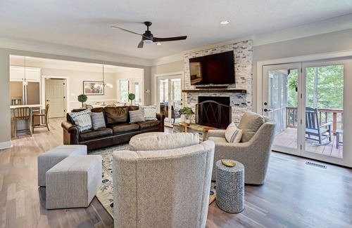 Troutman House | Winding Down | Sleeps 20 | 7 bed/5.5 ba | New pool | Golf Simulator| Pickle Ball Court |