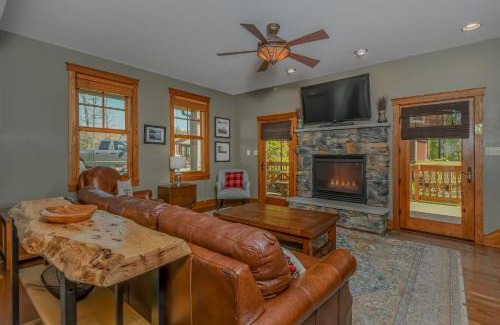 Silver Ridge House | Winding Down Slope Side