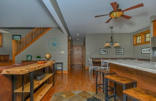 Silver Ridge House | Winding Down Slope Side