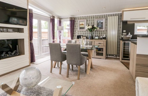 Yealand Conyers House | WINDSMEET LUXURY LODGE, family friendly, with a garden in Carnforth