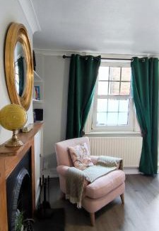 Windsor City Centre Villa | Windsor Cottage: Cosy, Charming, Full of Character