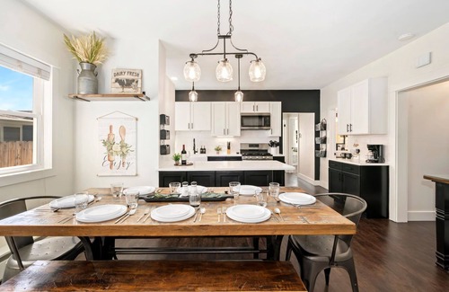 Windsor House | Windsor Farmhouse Family Fun, Yard & Fireplace