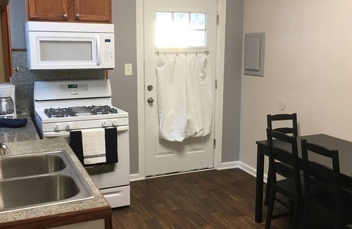 Windsor Park Apartment | Windsor Park Pad apt 2 min to Mass Ave With AC