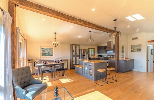 Old Town House | WindyHideaway:NEW & Inspiring Retreat! Coastal Family Fun in Bodega Bay!GmRm