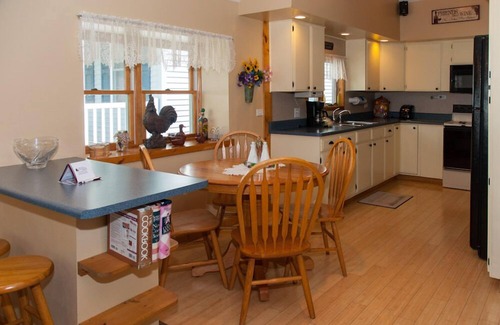 Dresden Cottage | Winey Duck Cottage:" Pet Friendly Contemporary w/Hot Tub on Seneca Wine Trail