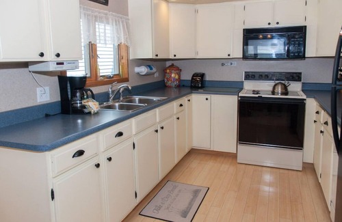 Dresden Cottage | Winey Duck Cottage:" Pet Friendly Contemporary w/Hot Tub on Seneca Wine Trail