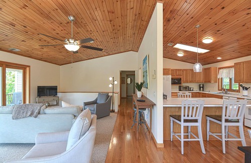 Gloucester House | Wingaerchic: Woodsy retreat in West Gloucester