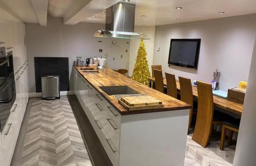 Stocksfield House | Winnie Cottage - Hot Tub, Games Room, Sauna, Large Garden