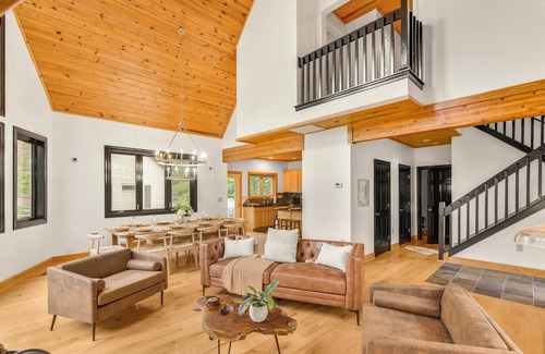 Chestnut Springs House | Wintergreen 5BR with Hot Tub, Sauna, Firepit