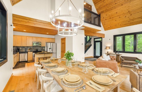Chestnut Springs House | Wintergreen 5BR with Hot Tub, Sauna, Firepit