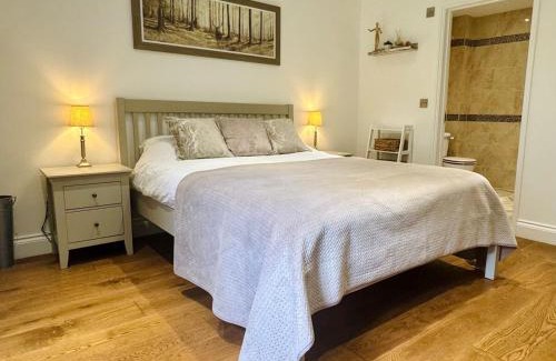 Langdon House | Wisteria Lodge, beautiful home in a great location