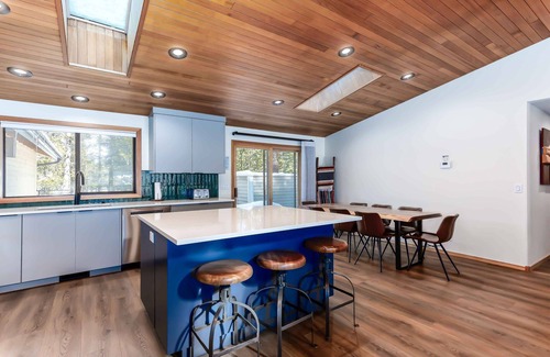 Deer Park House | WITC08 - Dog Friendly Home, AC, Gas Fireplace, Bikes, Hot Tub