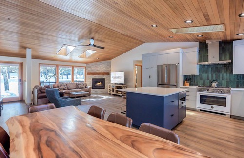 Deer Park House | WITC08 - Dog Friendly Home, AC, Gas Fireplace, Bikes, Hot Tub