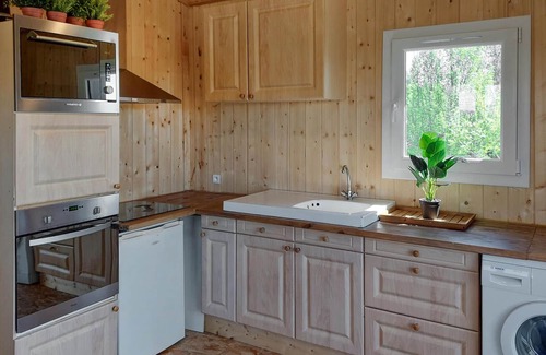 Mache House | With a breathtaking view of the lake, this compact wooden house in Mache welcomes you.
