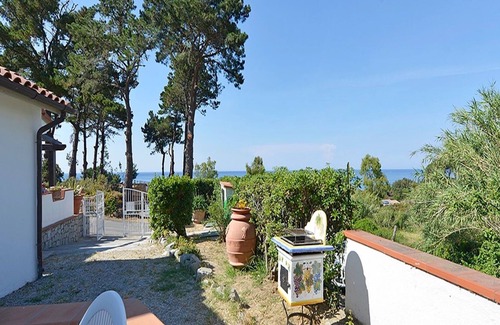 Sant' Andrea Apartment | With Furnished Terrace and Close to the Beach - Apartment Denise 1