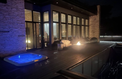 North Hudson House | with pool & hot tub!n