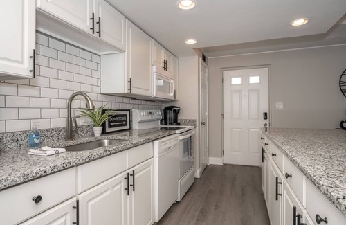 East Price Hill Condo | ⚪️ Without Color ⚫️ | Stylish Hilltop | Min to Downtown